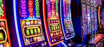 အရောင်စုံ Slot ဂိမ်းများ Reel လည်နေသော Slot Machine မြင်ကွင်း